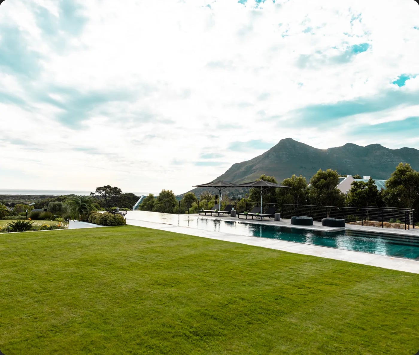 Vivienda con piscina y porche al atardecer