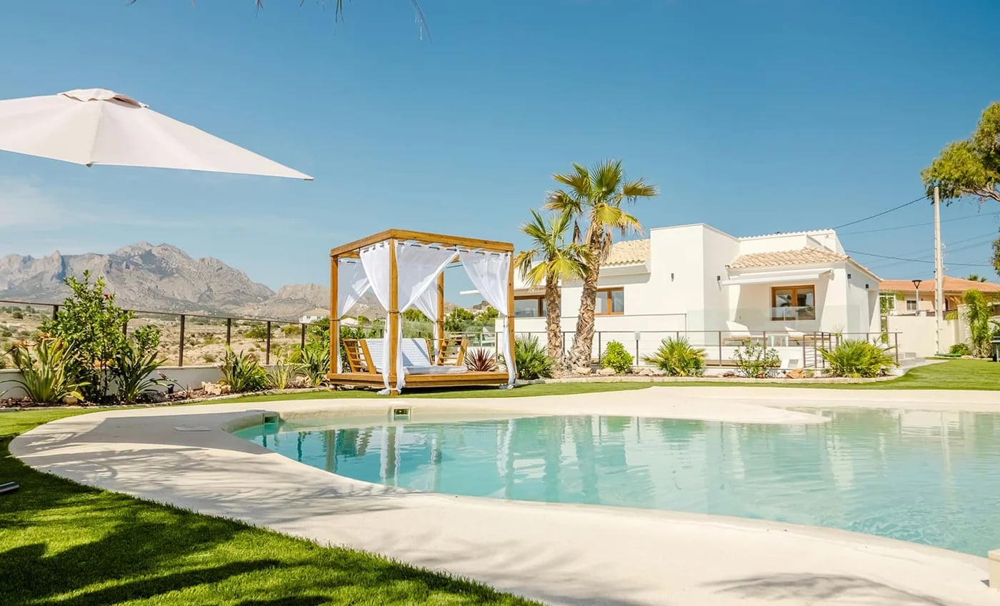 Villa con pérgola, palmeras y piscina
