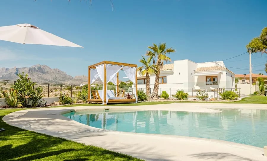 Villa con pérgola, palmeras y piscina