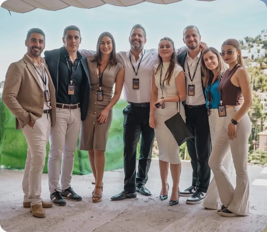 El equipo de Acapulco Centro posando bajo una pérgola