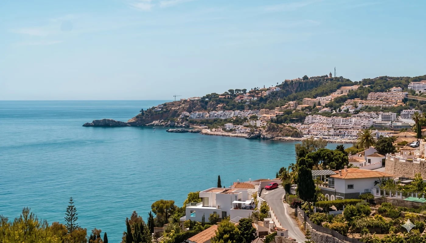 Bahía de la Costa del Sol con viviendas sobre el acantilado