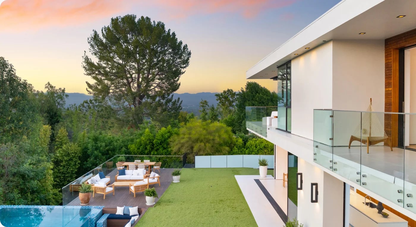 Reunión de inversores en una terraza