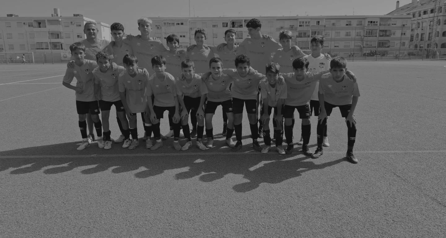 Equipo de fútbol posando en el campo