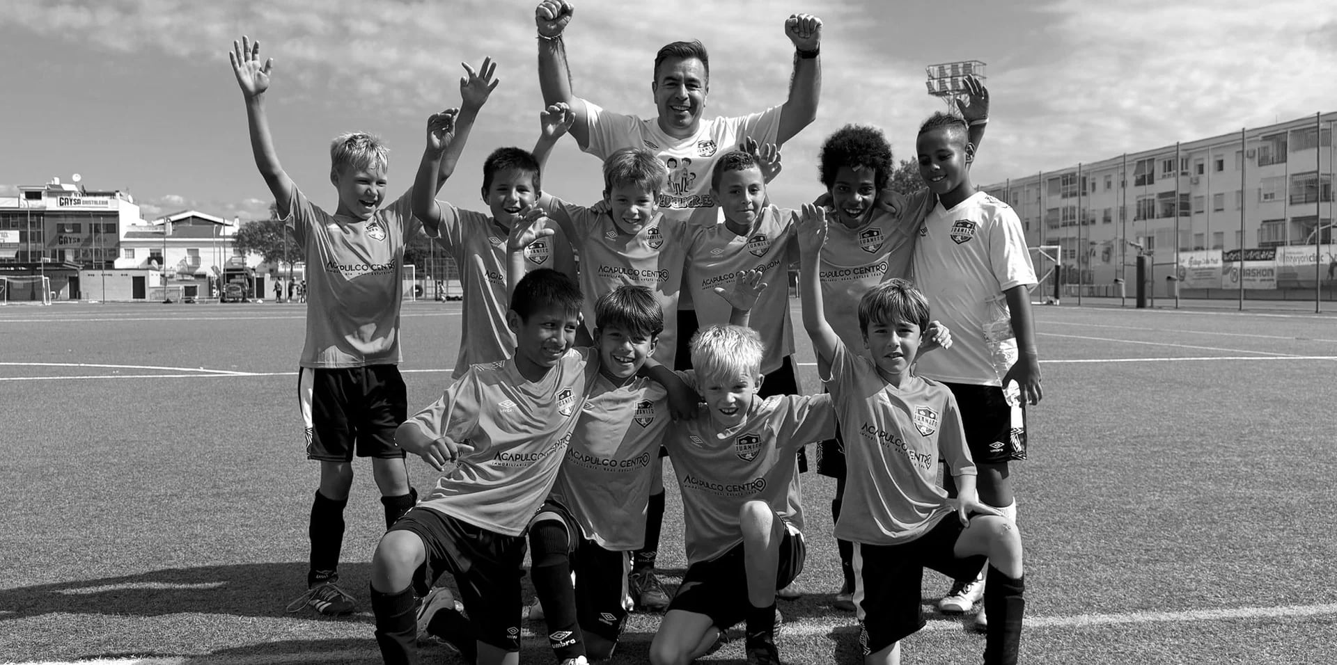 Jugadores celebrando en el campo