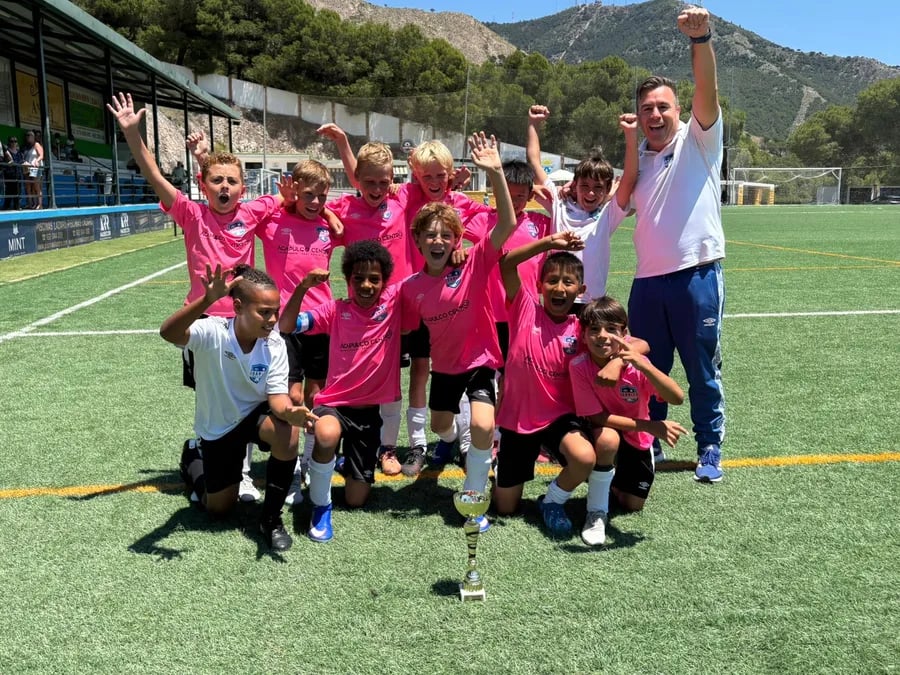 El equipo infantil con su trofeo