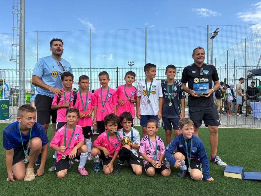 Dos equipos con sus medallas junto a los entrenadores