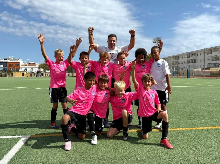 Jugadores del club celebrando con la equipación rosa
