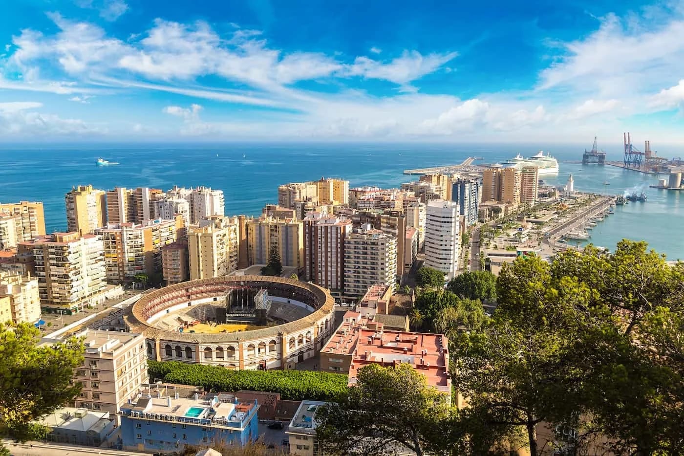 Vista de Málaga con la plaza de toros y el mar