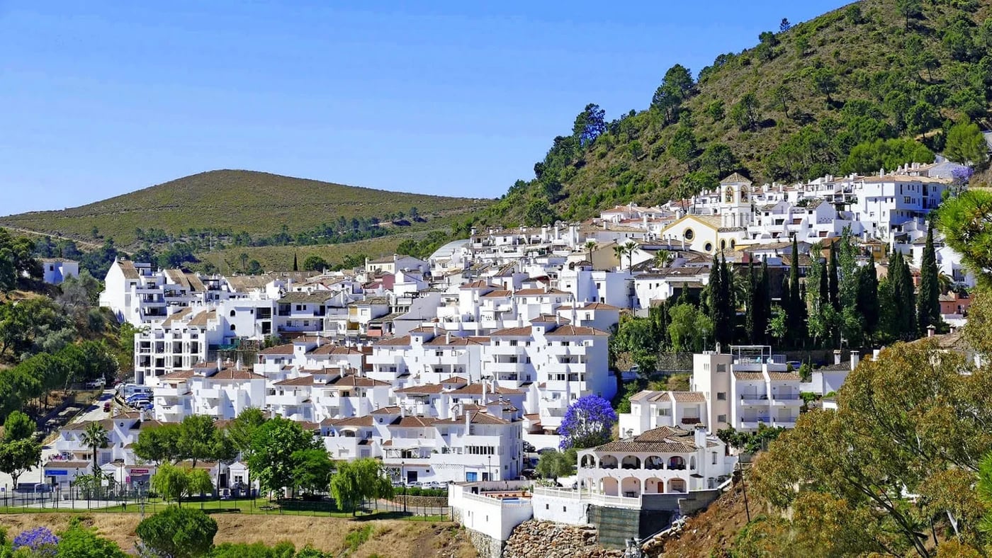 Pueblo blanco de la Costa del Sol en la ladera