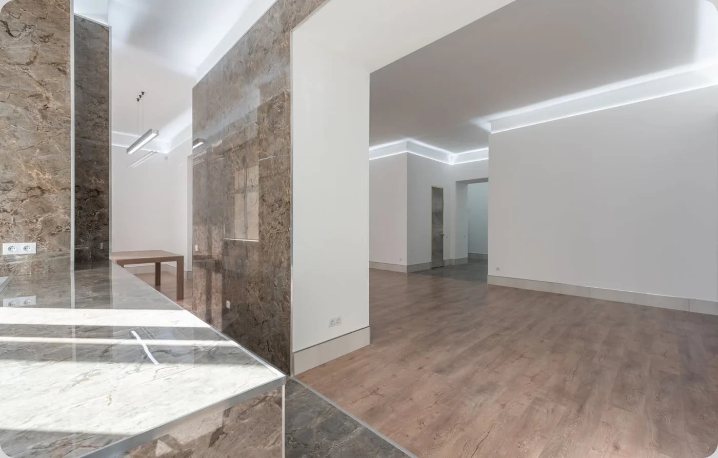Salón reformado con cocina abierta y luz natural